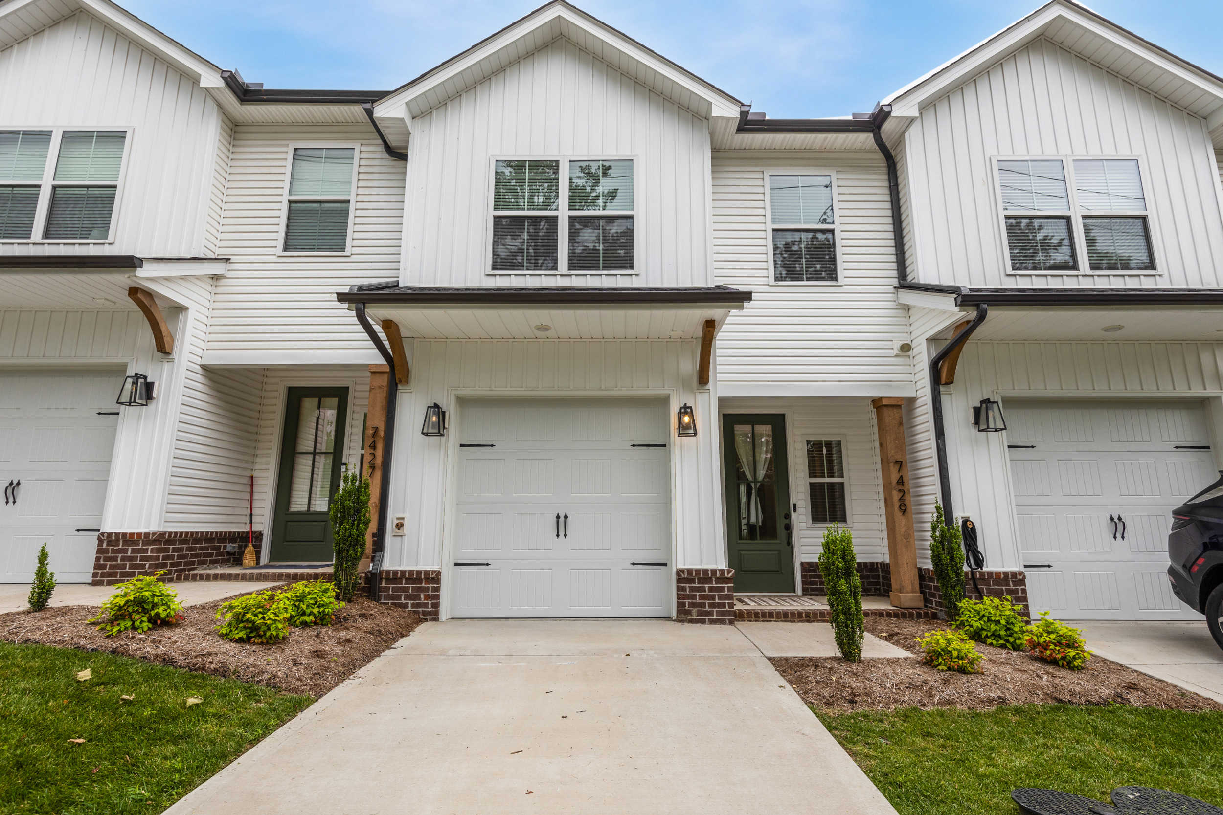 7429 Thomas Lane